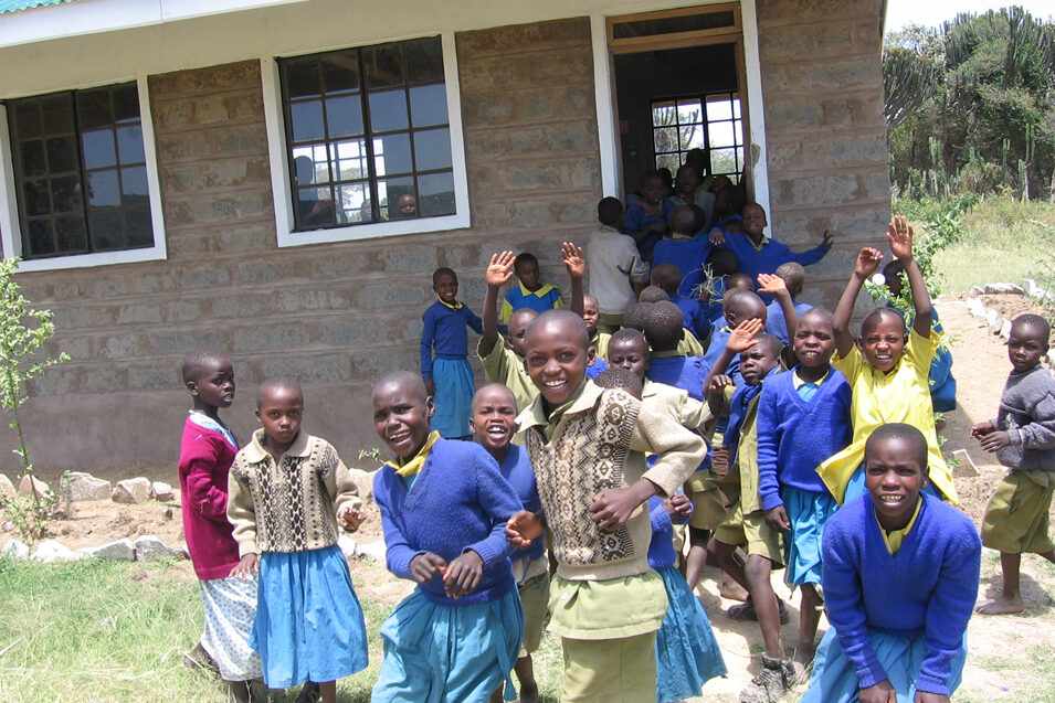 kids-in-front-of-school-salabwek-kenya-9535368